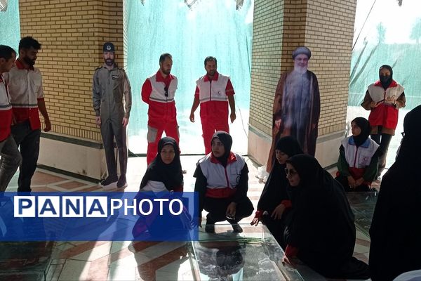 رژه اقتدار هلال‌احمری‌ها در شهرستان پیشوا به مناسبت هفته دفاع مقدس