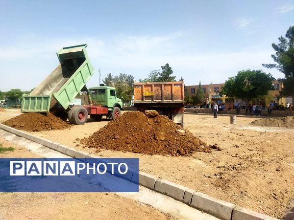 پیش رویی در ساخت چمن مصنوعی دبیرستان نمونه دانش کاشمر