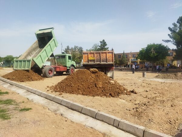 پیش رویی در ساخت چمن مصنوعی دبیرستان نمونه دانش کاشمر