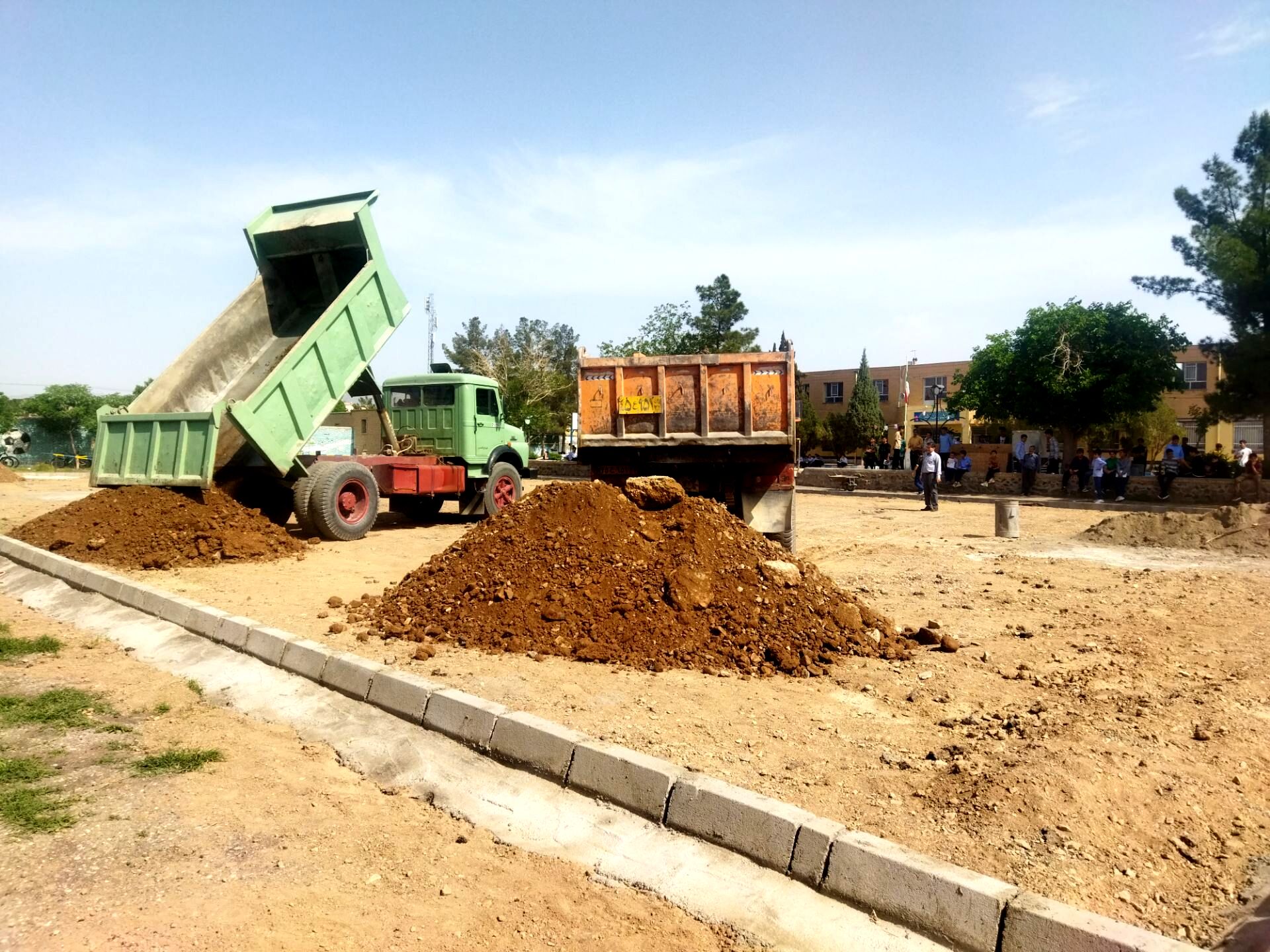 پیش رویی در ساخت چمن مصنوعی دبیرستان نمونه دانش کاشمر