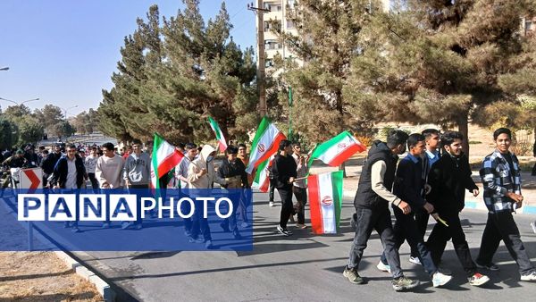 راهپیمایی 13 آبان دانش‌آموزان و مسئولین شهر مهستان