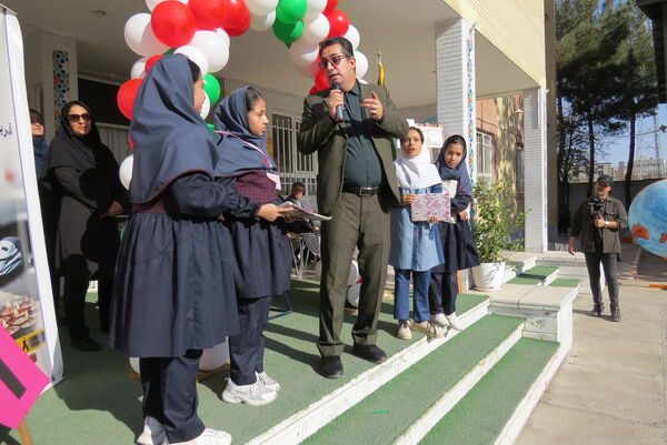 برنامه زنگ ایمنی و ترافیک در مدرسه شهدا فرهنگی دخترانه 