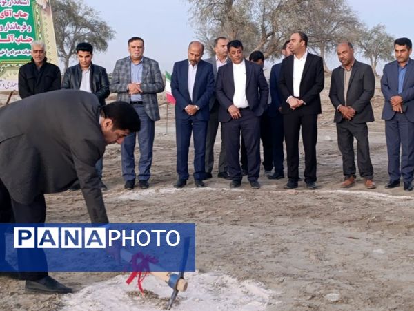 کلنگ ساخت دبستان 14 کلاسه خیرساز در روستا دهو شهرستان میناب به زمین زده شد
