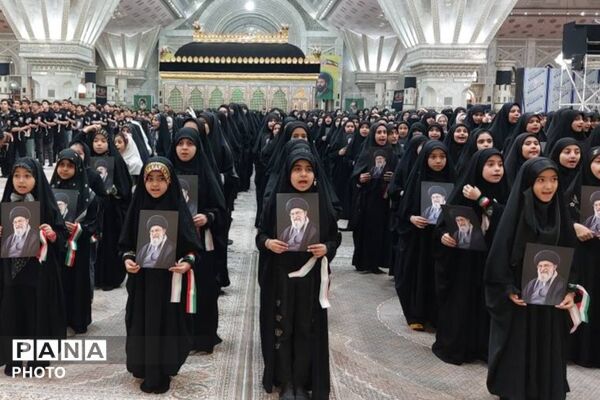 هم‌نوایی دانش‌آموزان منطقه ۵ تهران با سرود «باید برخاست» در سوگواری رهبر شهید