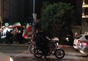 پرچم های ایران بر فراز بلوار فضل نیشابور قرار گرفت