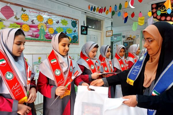 اهدا کتاب به پیشتازان فعال کهریزک 