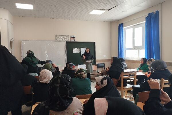 جلسه انجمن و اولیا در دبیرستان فاطمه آهنچی مشهد
