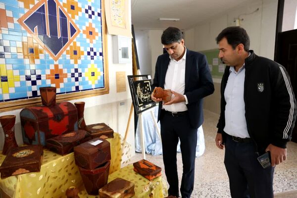 بازدید مدیر کل میراث فرهنگی، گردشگری و صنایع دستی فارس از نمایشگاه آثار هنرمندان در رشته های تابلو فرش و سفال