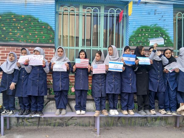 طنین شعارهای انقلابی در دبستان دخترانه میثاق به مناسبت ۱۳ آبان
