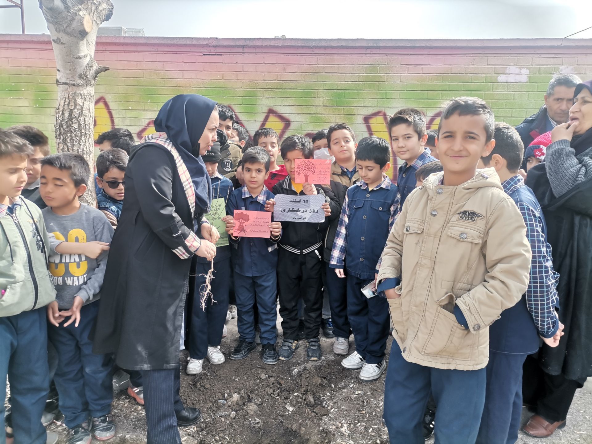 کاشت نهال در دبستان پسرانه مبین شیروان