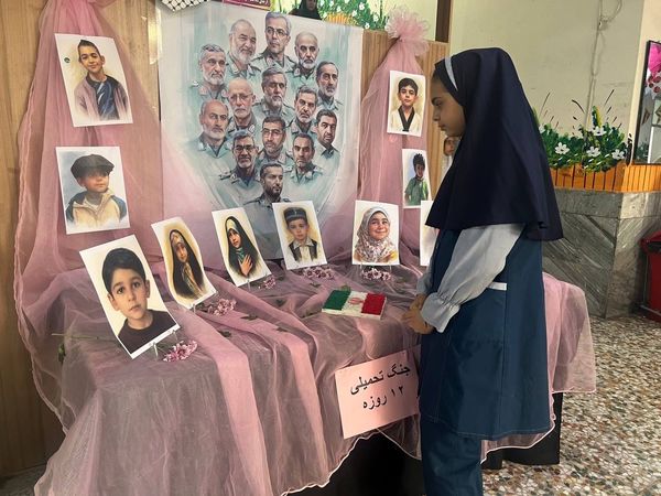 یادبود شهادت دانش‌آموزان شهید جنگ تحمیلی ۱۲ روزه در دبستان المهدی ناحیه 2 کرج 