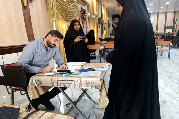حضور دانش‌آموزان پای صندوق انتخابات هیات‌رئیسه شورای دانش‌آموزی