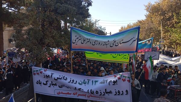 حضور پرشور دانش‌آموزان در راهپیمایی روز ۱۳ آبان