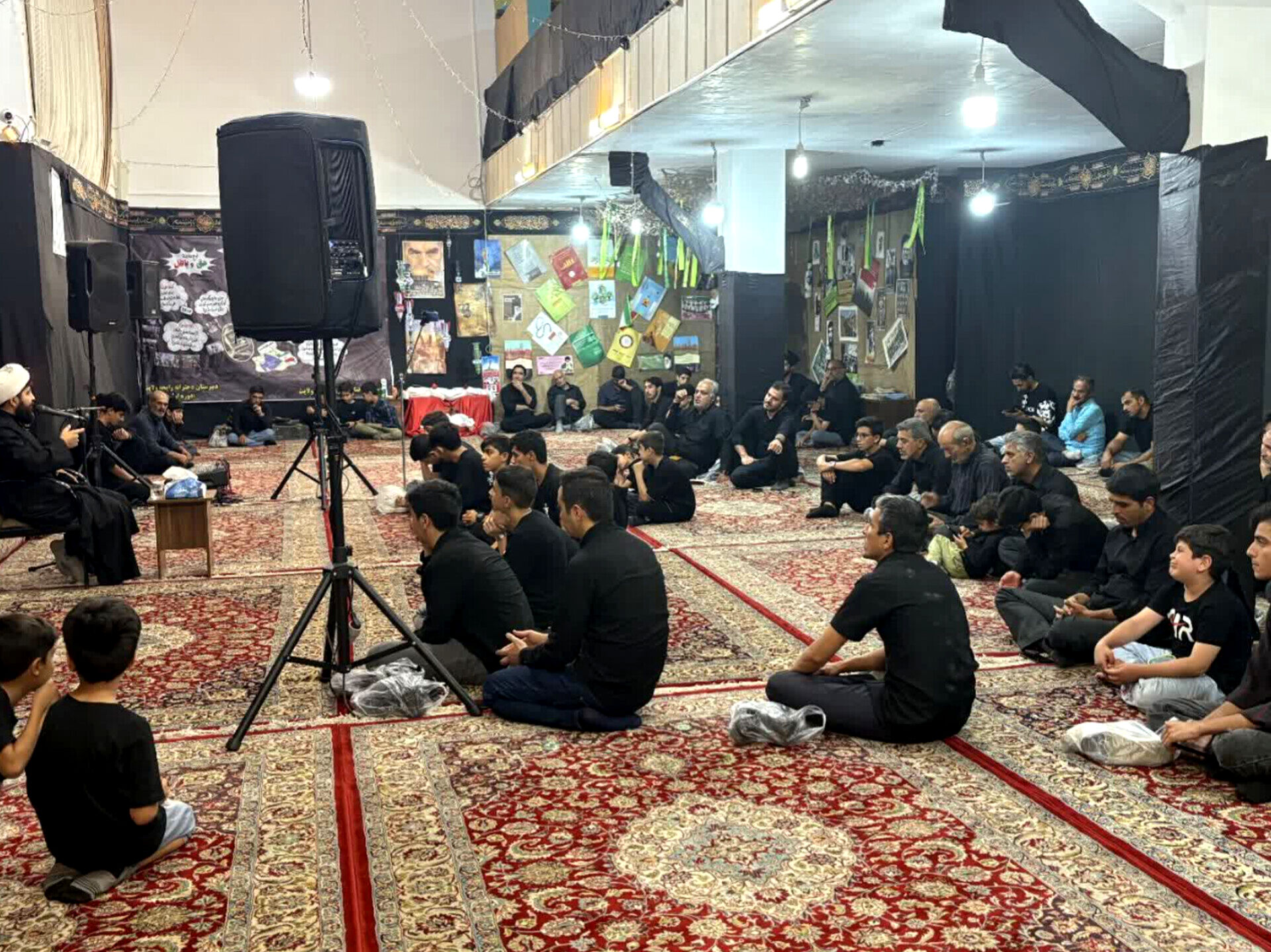 جوانان کاشمری پرچم عزای حسینی را برافراشتند