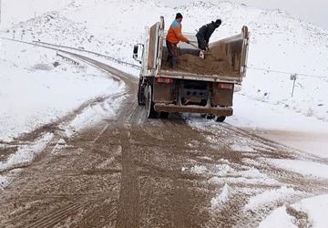 عملیات برف روبی و شن نمک پاشی جاده و معابر شهر بار