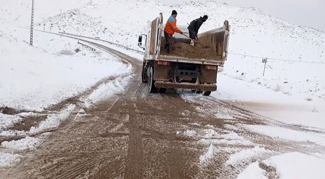 عملیات برف روبی و شن نمک پاشی جاده و معابر شهر بار