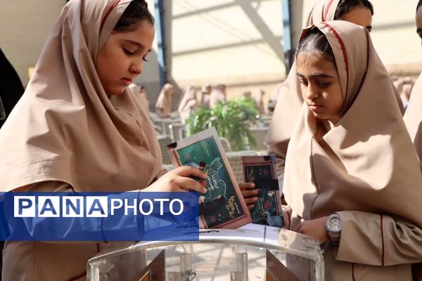 مراسم جشن ملی عاطفه‌ها در دبیرستان دخترانه شهید دکتر پاکنژاد یزد 