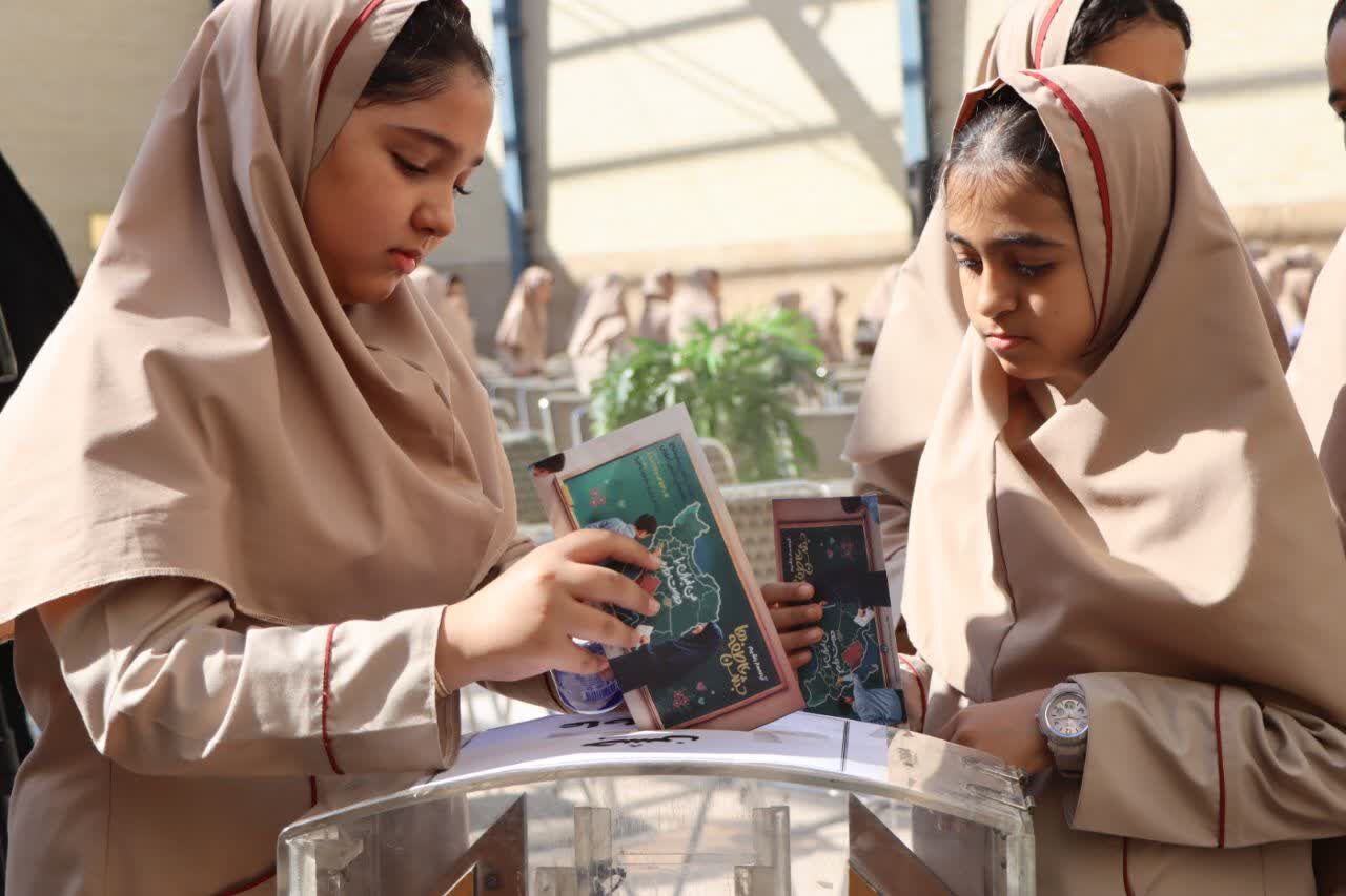 مراسم جشن ملی عاطفه‌ها در دبیرستان دخترانه شهید دکتر پاکنژاد یزد 