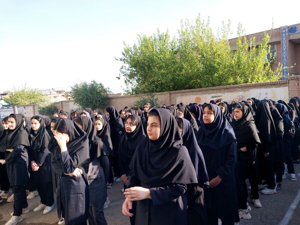 دانش‌آموزان دبیرستان فاطمیه شهرستان دره شهر با شور و شوق سال تحصیلی جدید را آغاز کردند