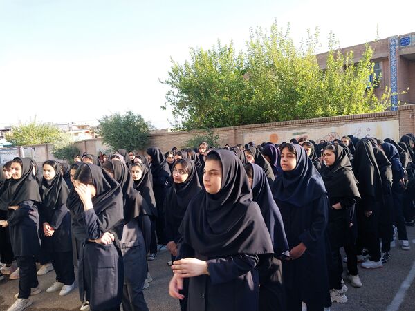 دانش‌آموزان دبیرستان فاطمیه شهرستان دره شهر با شور و شوق سال تحصیلی جدید را آغاز کردند