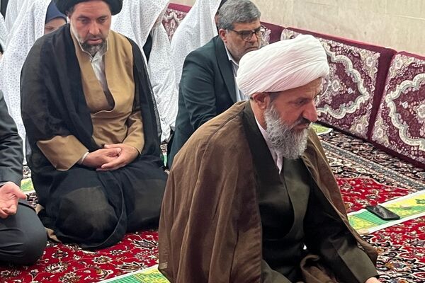 برپایی نماز جماعت همراه با بزرگداشت و تجلیل از مقام‌آوران دانش‌آموزی مدرسه نمونه دولتی ارشاد