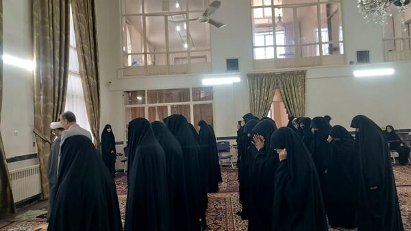 برپایی نماز جماعت در مکتب النرجس