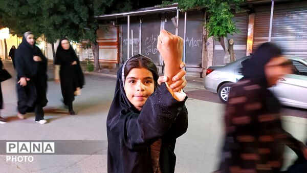 مردم فارسان با دست‌های وحدت، حامی مقاومت شدند
