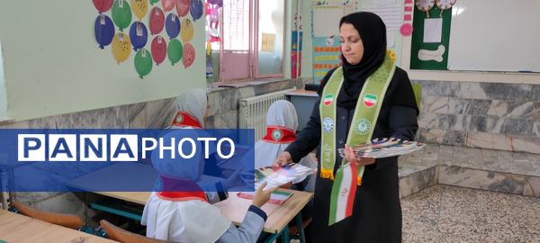 توزیع کتاب « از ایرانمان دفاع می کنیم » در بین دانش‌آموزان پیشتاز مدرسه شهید خاقانی شهرستان شیروان