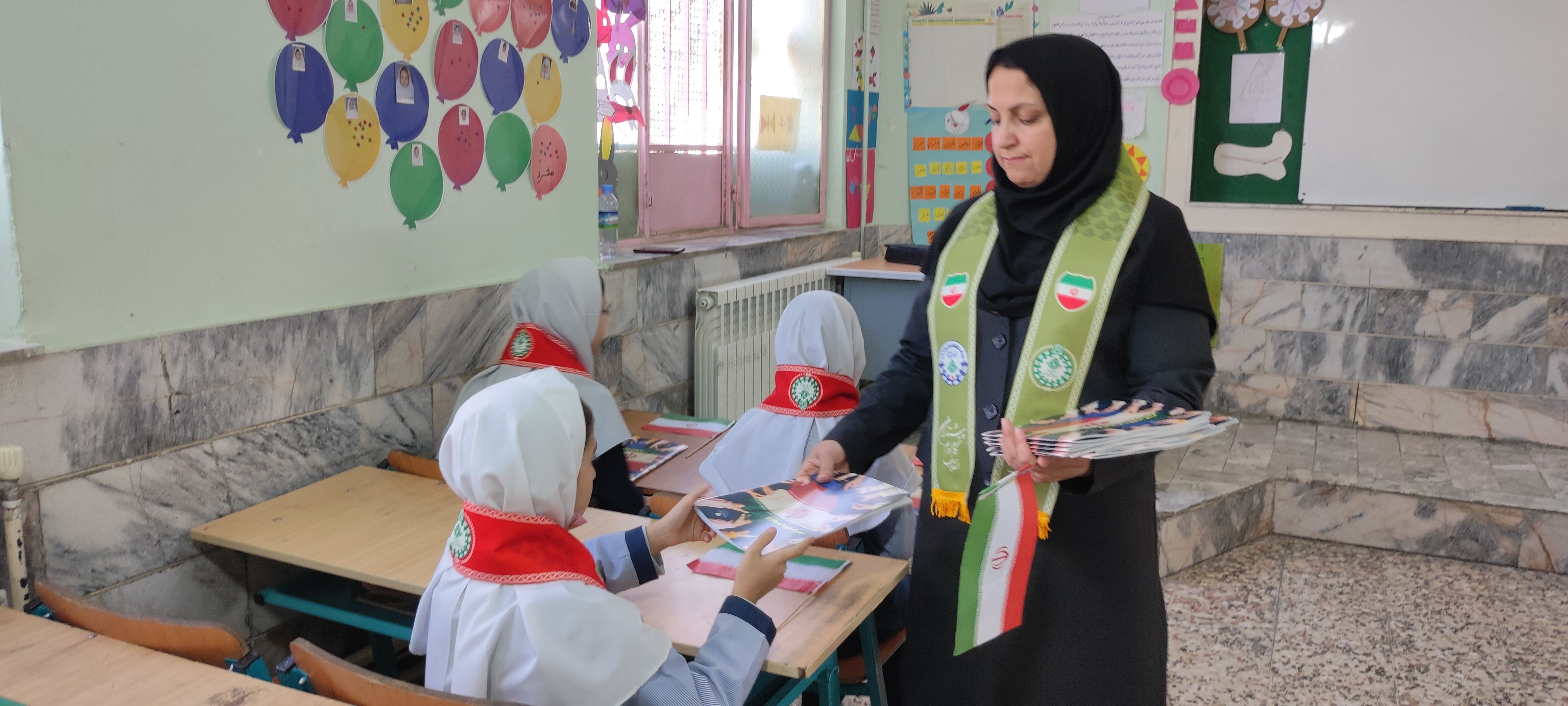 توزیع کتاب « از ایرانمان دفاع می کنیم » در بین دانش‌آموزان پیشتاز مدرسه شهید خاقانی شهرستان شیروان