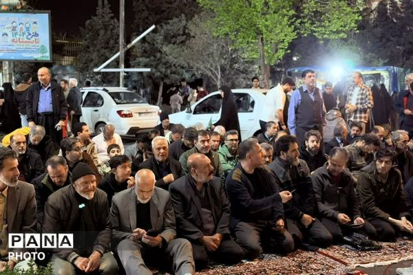شکوه اقتدار؛ اقامه نماز استغاثه در راهپیمایی شبانه فاز۲ اندیشه 