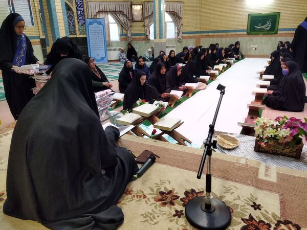 محفل قرآنی دانش‌آموزان در شهر راز