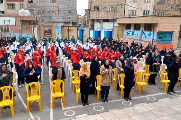 تقدیر از رتبه‌های برتر درسی در دبیرستان سپاهان بهارستان‌دو