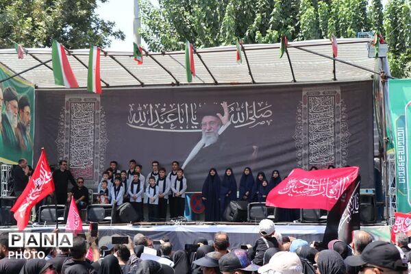 کیلومترها دورتر از حسین(ع)، اما قدم در را او