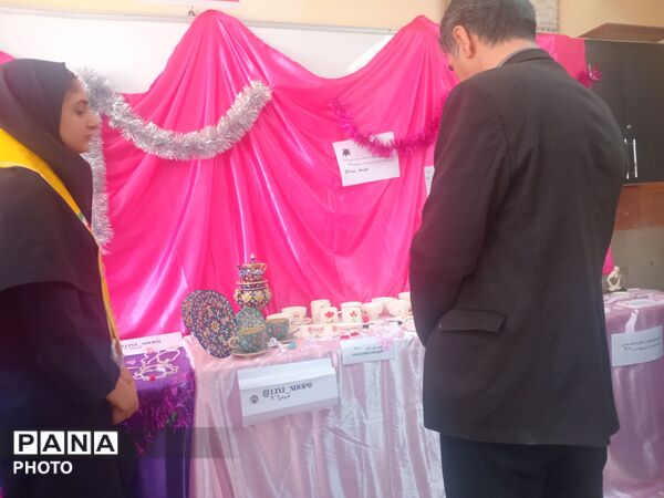 نمایشگاه کار و فناوری در دبیرستان نشاط بهارستان‌دو