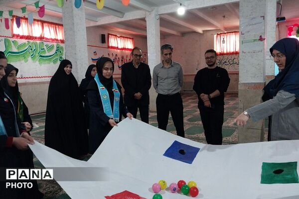 نمایشگاه مدرسه انقلاب در دبیرستان جوادالائمه بهارستان‌دو