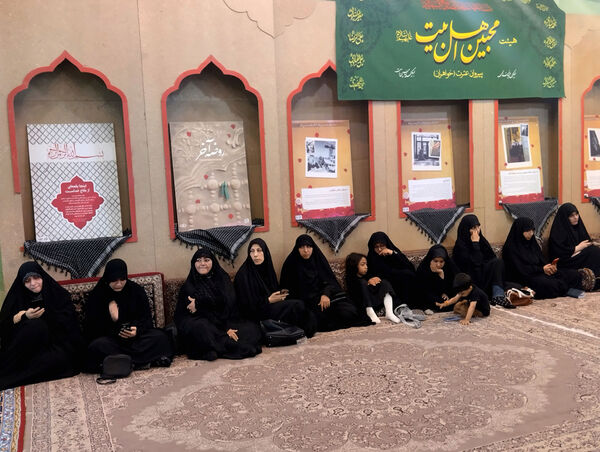 محفل شعرخوانی نخبگان ادبی با حضور مشاور رئیس‌جمهور شهید در قم