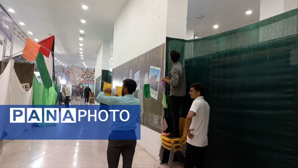 آماده‌سازی غرفه‌های نمایشگاه هفته دفاع مقدس استان قم