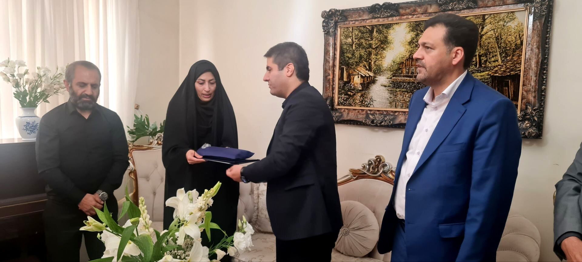 دیدار مدیرکل آموزش و پرورش شهر تهران با خانواده دانش‌آموز شهید متین صفائیان