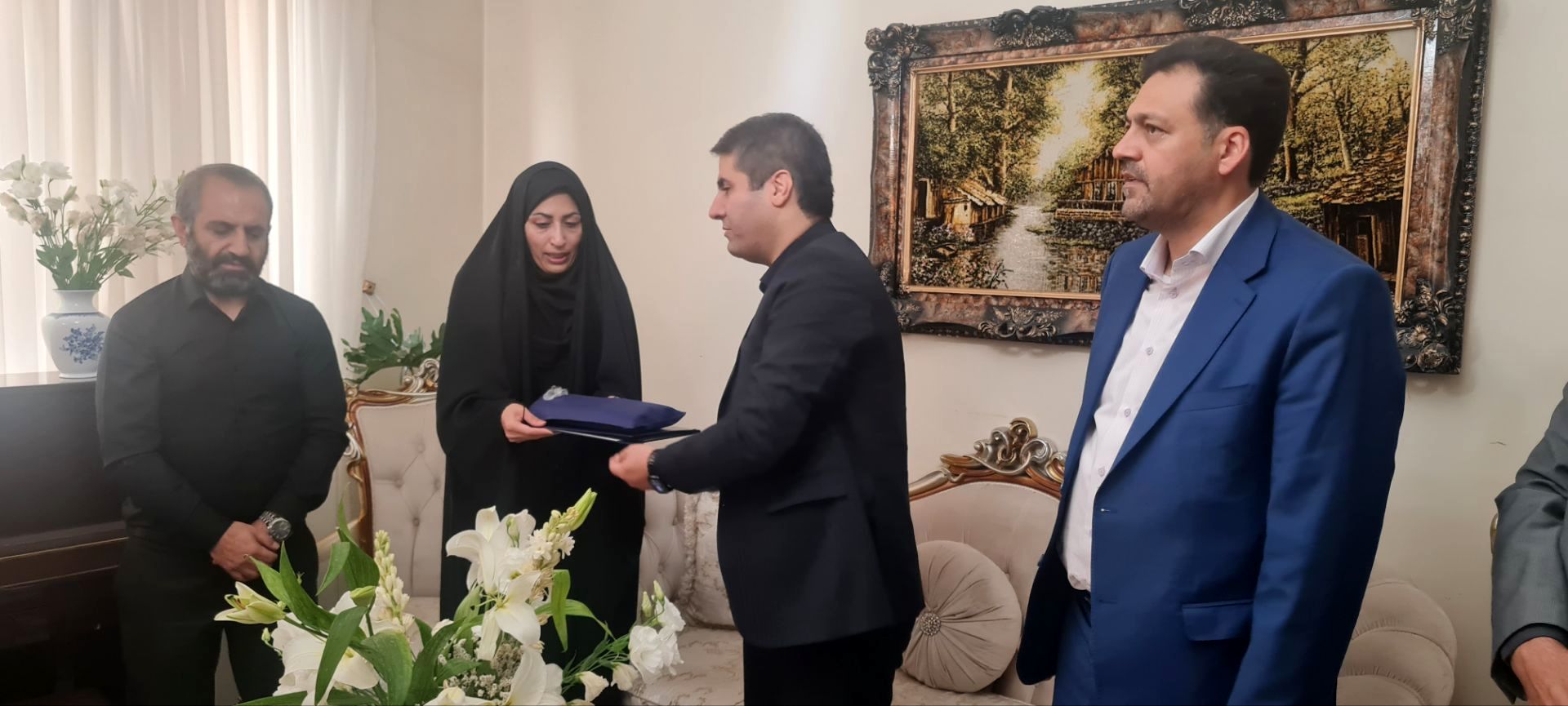 دیدار مدیرکل آموزش و پرورش شهر تهران با خانواده دانش‌آموز شهید متین صفائیان