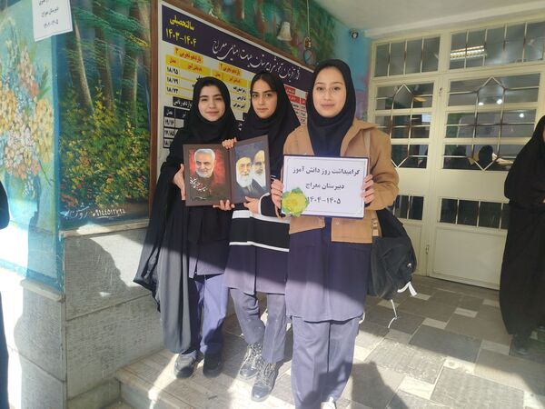 حضور پرشور دانش‌آموزان دبیرستان هیئت امنایی معراج اردبیل در راهپیمایی روز ۱۳ آبان ماه