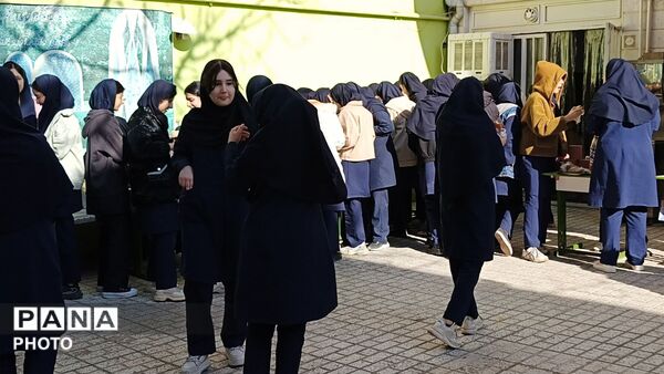 بازارچه کارآفرینی دانش آموزی  در دبیرستان صالحین نیشابور 