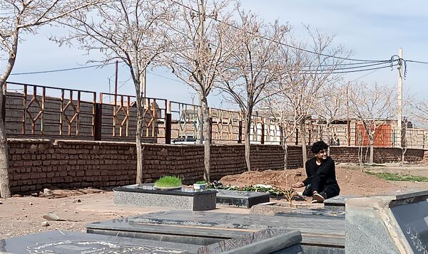 دلتنگی و حضور مردم روستای حسن آباد بلهر بر سر مزار شهیدان و عزیزانشان  