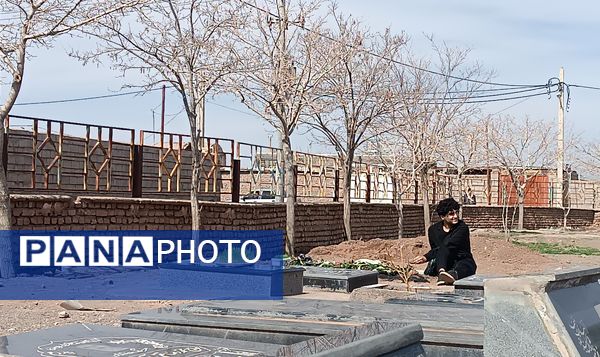 دلتنگی و حضور مردم روستای حسن آباد بلهر بر سر مزار شهیدان و عزیزانشان  