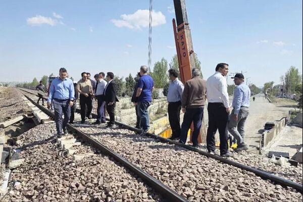  بازدید معاون فنی و زیربنایی راه‌آهن از روند بازسازی پل ورودی شهر چهارباغ/ تأکید بر تسریع عملیات بازسازی