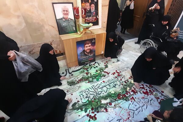 در آغوش زمین، شهیدانی آرمیده‌اند که با جوهر خون، سند حق و حقیقت را امضا کردند