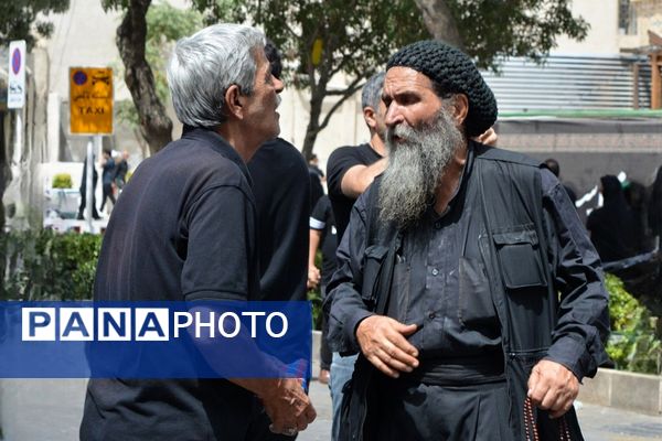 پرچم‌های عزا بر فراز حرم امام رضا(ع)