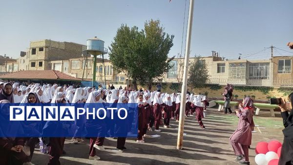آغاز سال تحصیلی در دبستان دخترانه معلم یزد با عطر شهدا