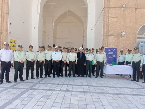 برپایی میز خدمات در مصلی نماز جمعه توسط نیروی انتظامی شهرستان خلیل اباد 