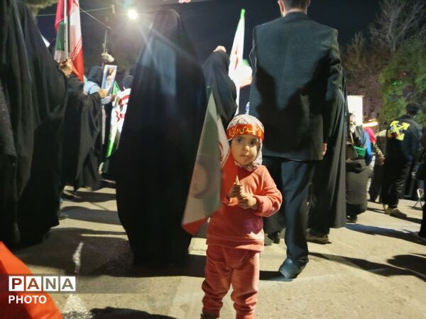 دهه نودی ها صحنه اجتماعات را زیباتر کردند