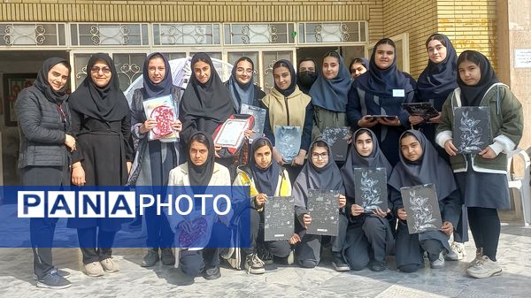 تقدیر از دانش‌آموزان برتر دبیرستان دخترانه ۱۳ آبان